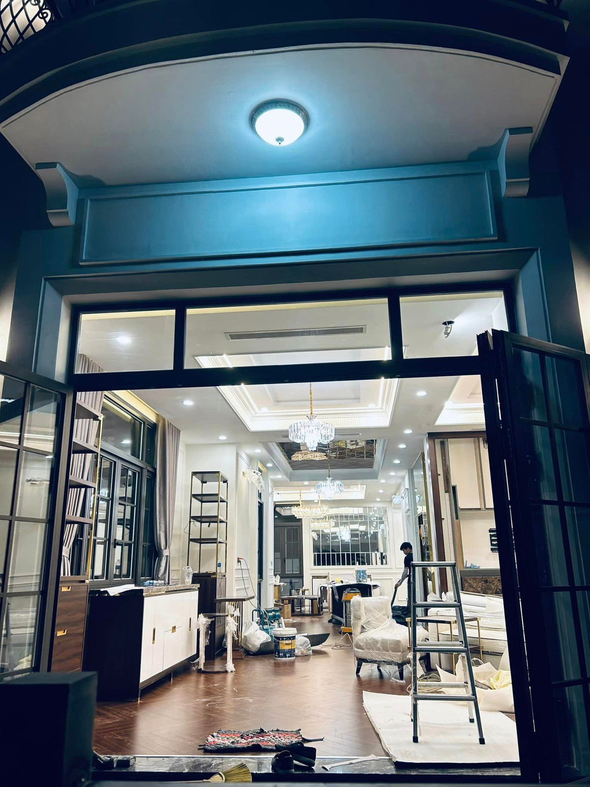 Hiện, căn nhà Đoàn Di Băng tặng ba mẹ đang hoàn thiện nốt phần nội thất.