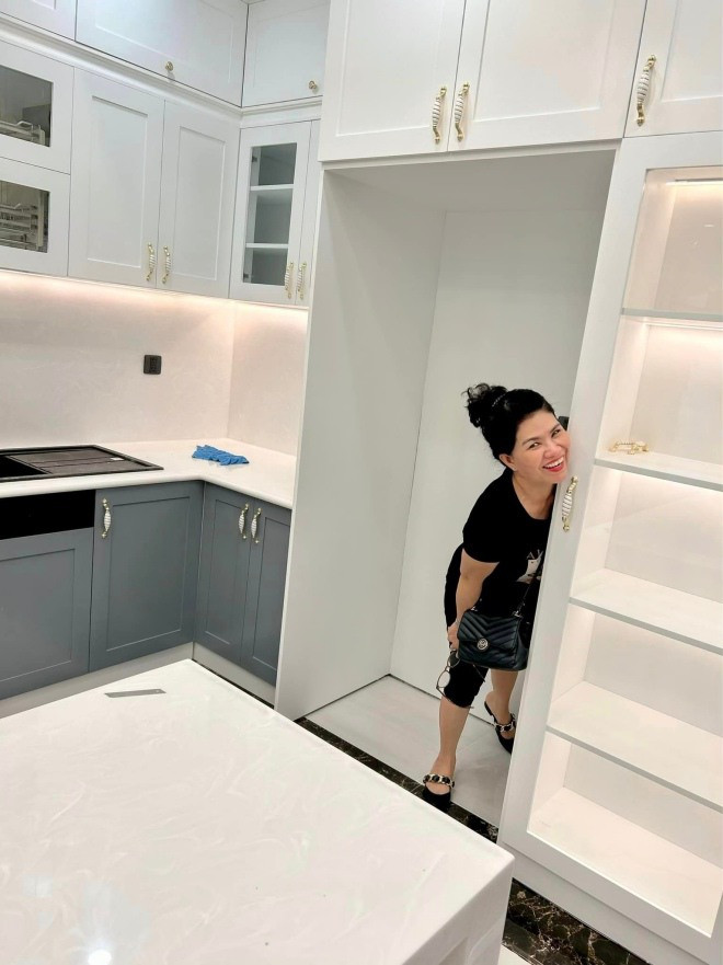 Căn nhà sử dụng gam màu trắng chủ đạo.