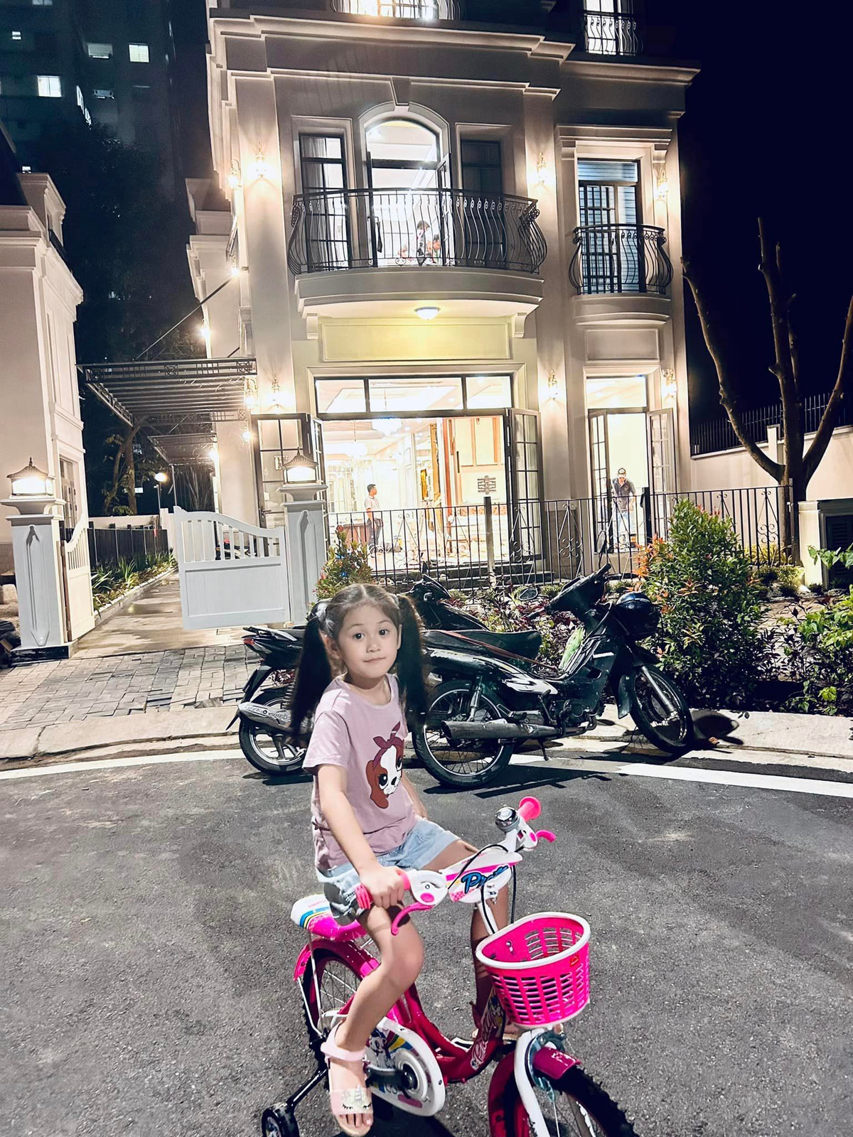 Dự kiến, ba mẹ Di Băng sẽ dọn về nhà mới trong năm nay.