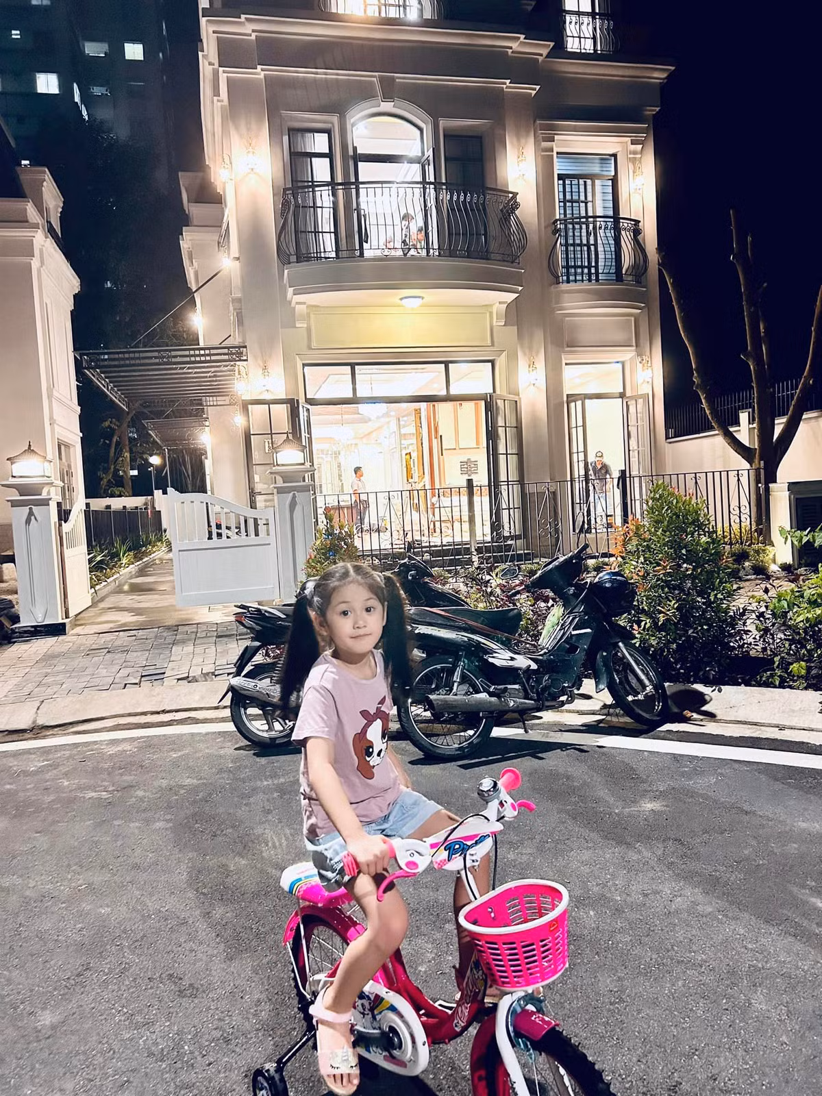 Dự kiến, ba mẹ Di Băng sẽ dọn về nhà mới trong năm nay.