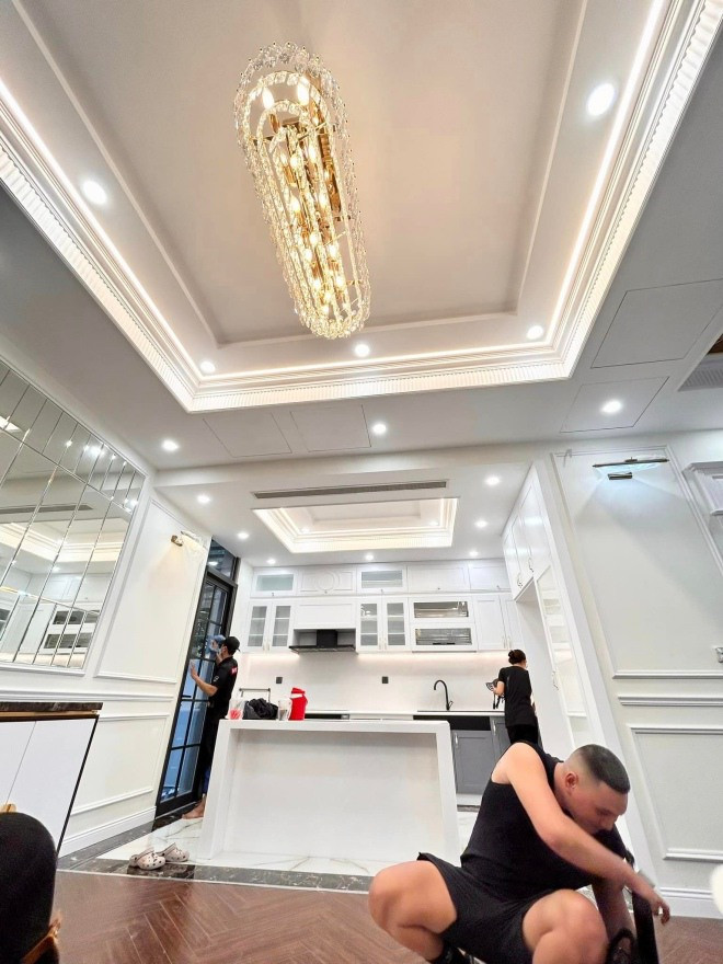 Theo tiết lộ, ngôi nhà gồm 6 tầng, rộng 300m2 và được đầu tư hẳn thang máy.