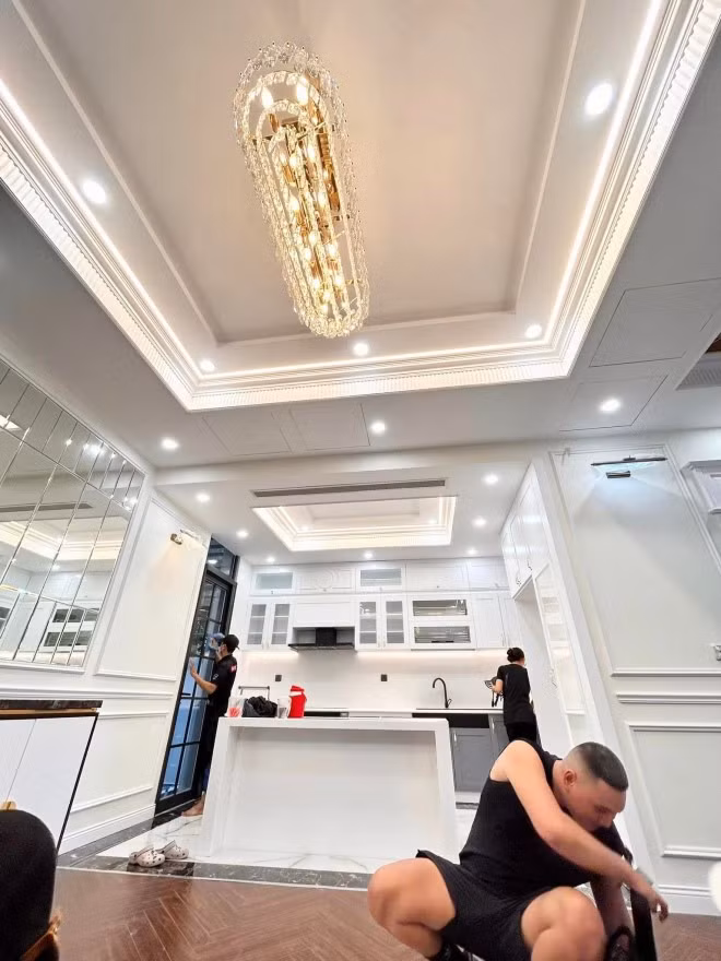 Theo tiết lộ, ngôi nhà gồm 6 tầng, rộng 300m2 và được đầu tư hẳn thang máy.