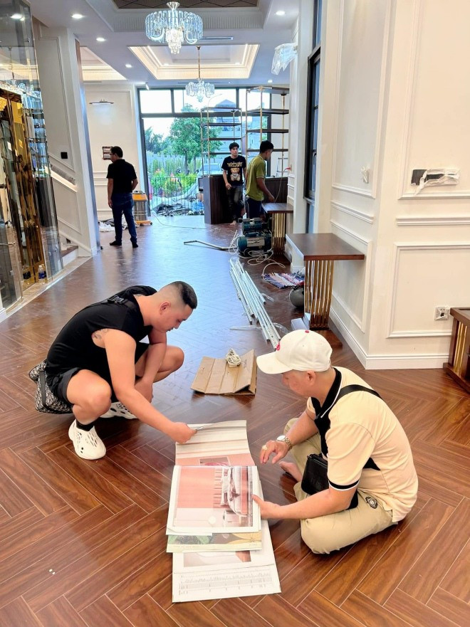 Sàn nhà ốp gỗ màu nâu sang trọng.