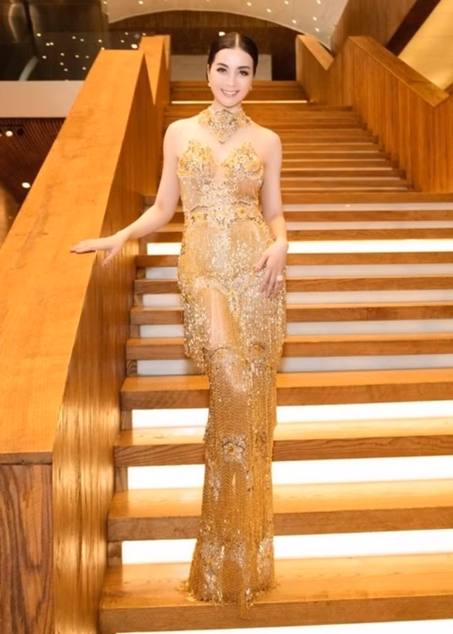 Chiếc đầm được đính kết 3.000 viên đá pha lê khiến dân tình không khỏi choáng ngợp. Ảnh: Facebook