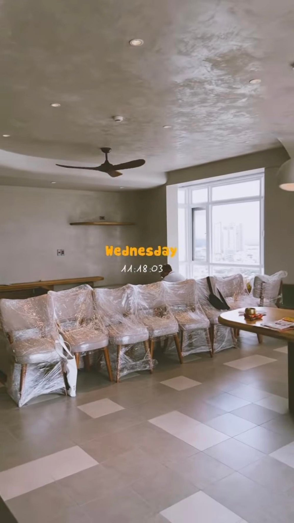 Có vẻ như gia đình Phạm Quỳnh Anh vừa mới dọn về nhà mới nên nhiều ghế vẫn đang bọc. Ảnh: FB Phạm Quỳnh Anh