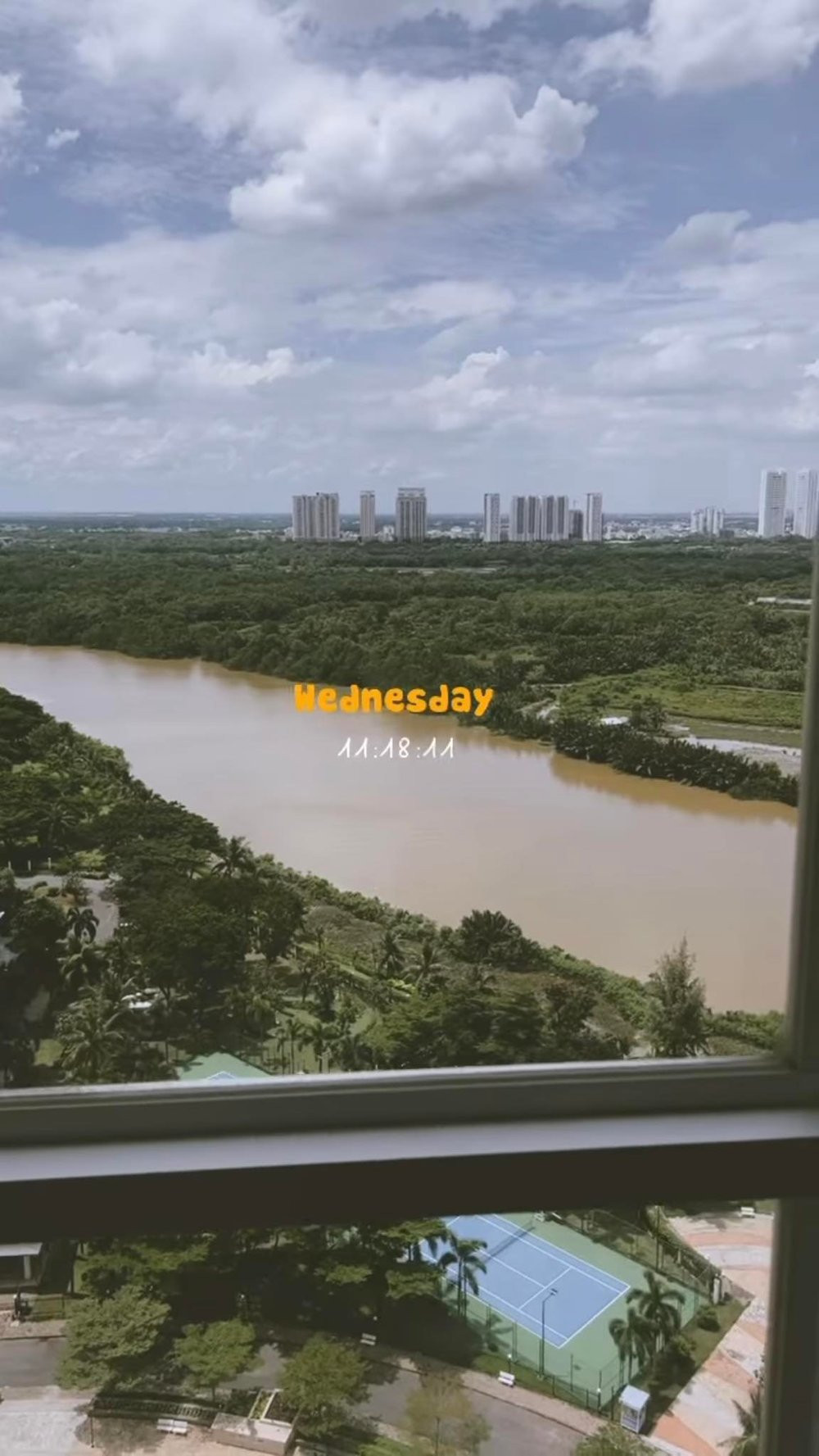 Từ trong căn hộ của Phạm Quỳnh Anh có thể nhìn ngắm cảnh đẹp của thành phố từ trên cao. Ảnh: FB Phạm Quỳnh Anh
