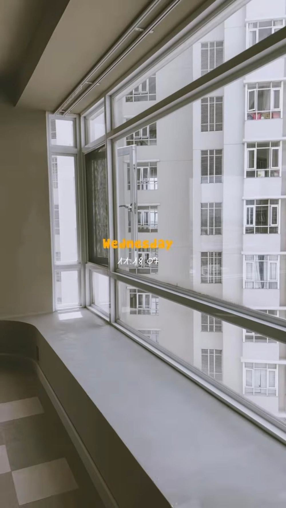 Cửa kính lớn giúp lấy sáng cho toàn bộ không gian. Ảnh: FB Phạm Quỳnh Anh