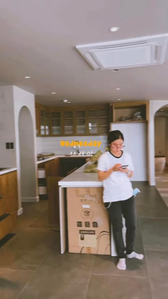 Phòng khách lớn nối liền với phòng bếp ngay bên cạnh. Ảnh: FB Phạm Quỳnh Anh