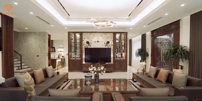 Bên cạnh diện tích khủng, căn biệt thự còn thu hút sự chú ý bởi bộ sofa với mức giá vô cùng đắt đỏ 1,5 tỷ đồng, tương đương một căn chung cư nhỏ.