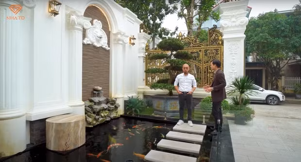 Qua cánh cổng là khoảng sân rộng, có thể để được 2 chiếc siêu xe và tầng hầm có sức chứa 5-6 siêu xe nữa.