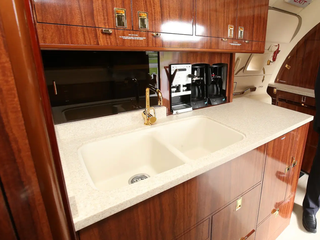 Phía đuôi chiếc máy bay là một căn bếp hoàn chỉnh với bồn rửa, máy pha cà phê và đồ dùng thủy tinh. Ảnh: Getty