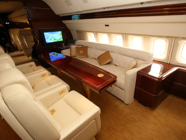 Sau bếp là khoang hạng nhất và khu vực ăn uống, có ti vi giải trí. Ảnh: Getty