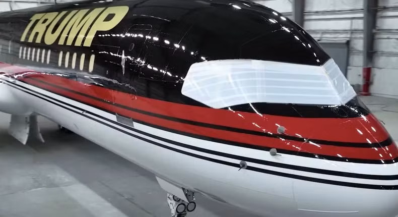 Thân máy bay vẫn nổi bật với dòng chữ Trump màu vàng. Ảnh: BI.