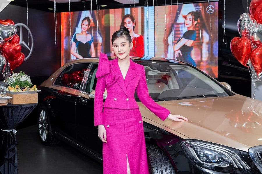 Bên cạnh đó, Lê Âu Ngân Anh còn sở hữu siêu xe thuộc dòng Maybach-Mercedes S450 siêu sang, có giá 8 tỷ đồng. Ảnh: FBNV