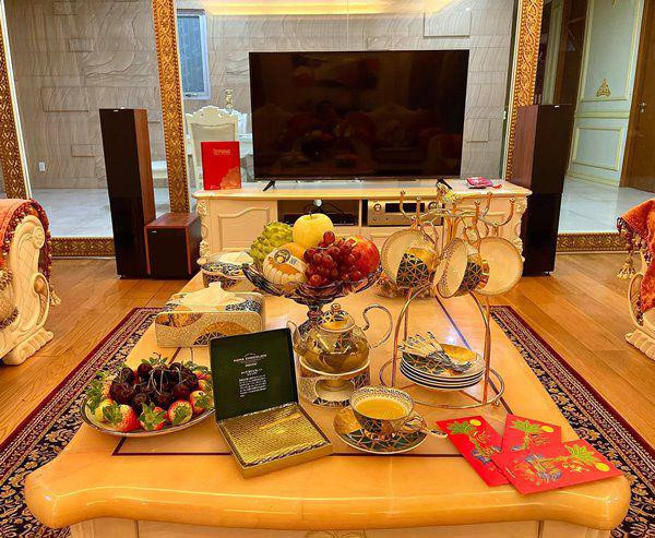 Căn hộ của Lê Âu Ngân Anh thiết kế sang trọng, cổ điển theo phong cách hoàng gia. Ảnh: FBNV