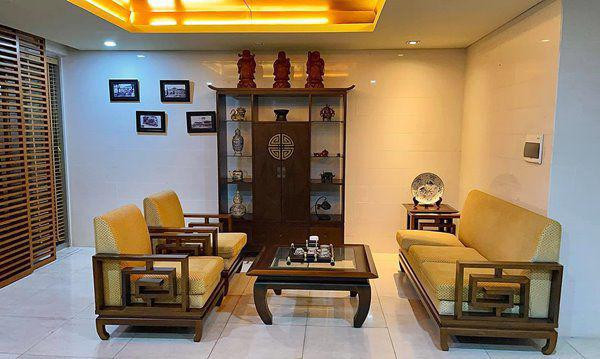 Trong nhà có nhiều khu tiếp khách khác nhau với phong cách từ Á sang Âu. Ảnh: FBNV