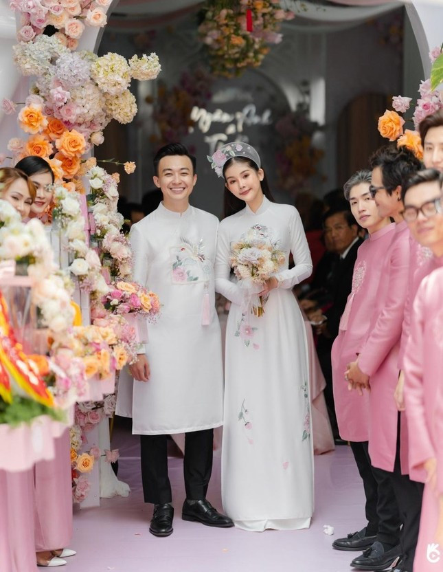 Lễ vu quy của Hoa hậu Lê Âu Ngân Anh và MC Phan Tô Ny mới đây thu hút sự quan tâm của đông đảo cộng đồng mạng bởi độ hoành tráng với dàn xế hộp hạng sang. Ảnh: Tiền phong