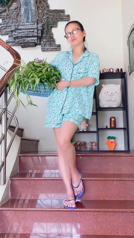 Nhìn từ ngoài, căn nhà của nữ ca sĩ trông khá thoáng mát bởi có đến 3 mặt tiếp xúc với không gian bên ngoài.