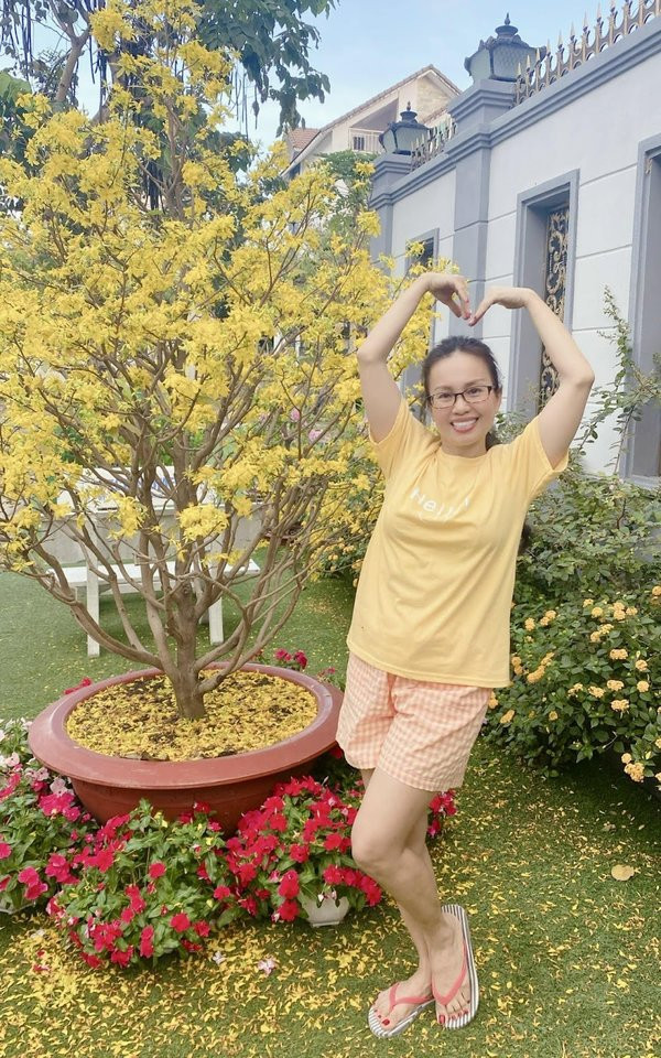  Cẩm Ly được biết đến là một trong những ca sĩ ăn khách nhất một thời của dòng nhạc đại chúng. Ở tuổi 52, Cẩm Ly an yên hưởng thụ cuộc sống trong căn biệt thự tại quận 7 (Tp HCM) với diện tích lên đến 400m2.