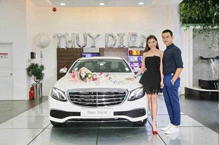 Ngoài bất động sản, vợ chồng Lương Thế Thành và Thúy Diễm còn "tậu" nhiều mẫu xe đắt đỏ trên thị trường. Cặp đôi từng xuất hiện trong lễ bàn giao xe BMW có giá hơn 3 tỷ đồng. Ảnh: FBNV
