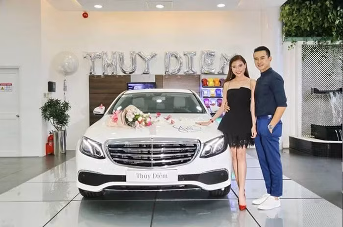 Ngoài bất động sản, vợ chồng Lương Thế Thành và Thúy Diễm còn "tậu" nhiều mẫu xe đắt đỏ trên thị trường. Cặp đôi từng xuất hiện trong lễ bàn giao xe BMW có giá hơn 3 tỷ đồng. Ảnh: FBNV