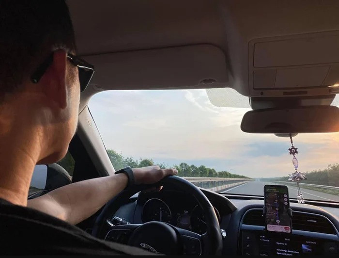 Năm ngoái, Lương Thế Thành - Thuý Diễm thường chia sẻ hình ảnh điều khiến chiếc Jaguar F-Pace được bán 3,6 tỷ đồng. Ảnh: FBNV