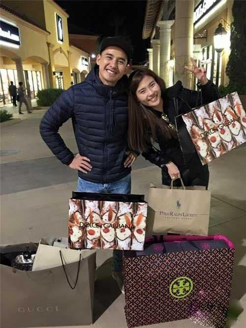 Thỉnh thoảng, cặp đôi không quên khoe "chiến tích" mua sắm khiến khán giả trầm trồ. Ảnh: FBNV