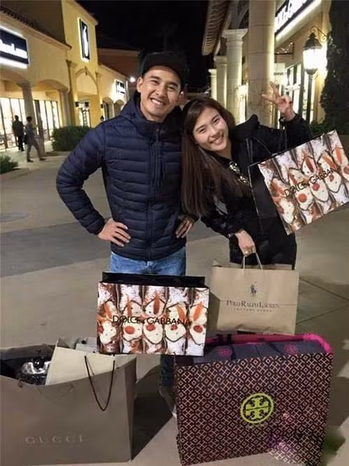 Thỉnh thoảng, cặp đôi không quên khoe "chiến tích" mua sắm khiến khán giả trầm trồ. Ảnh: FBNV