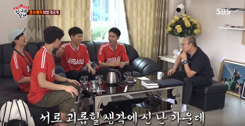 Phòng khách không quá cầu kỳ với bộ sofa màu đen và đồ trang trí đơn giản. Ảnh: SBS