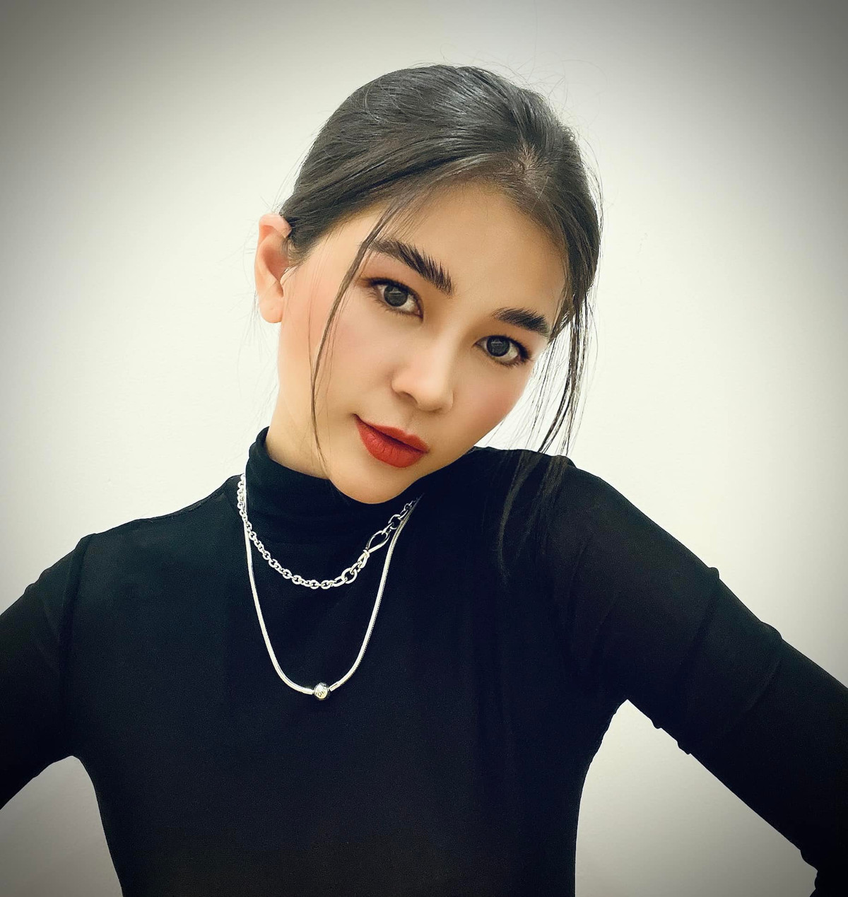 Nhờ vậy, Diệu Thuý khiến dân tình xuýt xoa với nhan sắc đời thường ngọt lịm.