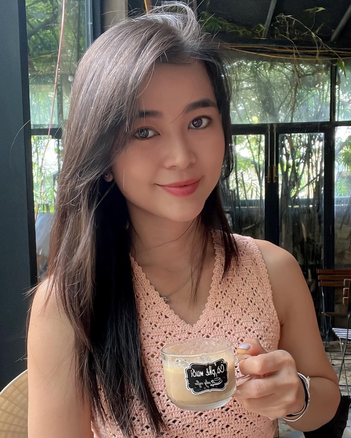 Diệu Thuý sở hữu gương mặt hài hòa với đôi mắt to tròn, sống mũi cao và đôi môi lúc nào cũng mỉm cười.