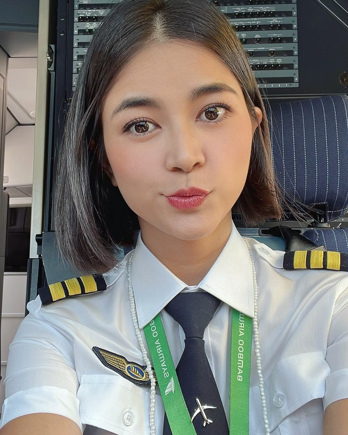 Trước khi trở thành nữ phi công nổi tiếng tại Việt Nam, Nguyễn Trần Diệu Thúy từng là một diễn viên và người mẫu tự do.