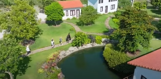 Dựa vào kiến thức kinh doanh, đầu tư bất động sản, nam ca sĩ nhanh chóng định giá khu biệt thự của Trường Giang khoảng 70 tỷ đồng. Ảnh: Chụp màn hình YouTube