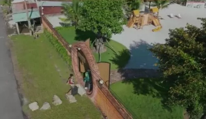 Nhìn từ trên xuống, căn biệt thự của Trường Giang - Nhã Phương tựa như một công viên xanh mát. Ảnh: Chụp màn hình YouTube