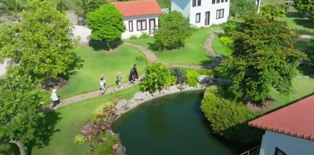 Dựa vào kiến thức kinh doanh, đầu tư bất động sản, nam ca sĩ nhanh chóng định giá khu biệt thự của Trường Giang khoảng 70 tỷ đồng. Ảnh: Chụp màn hình YouTube