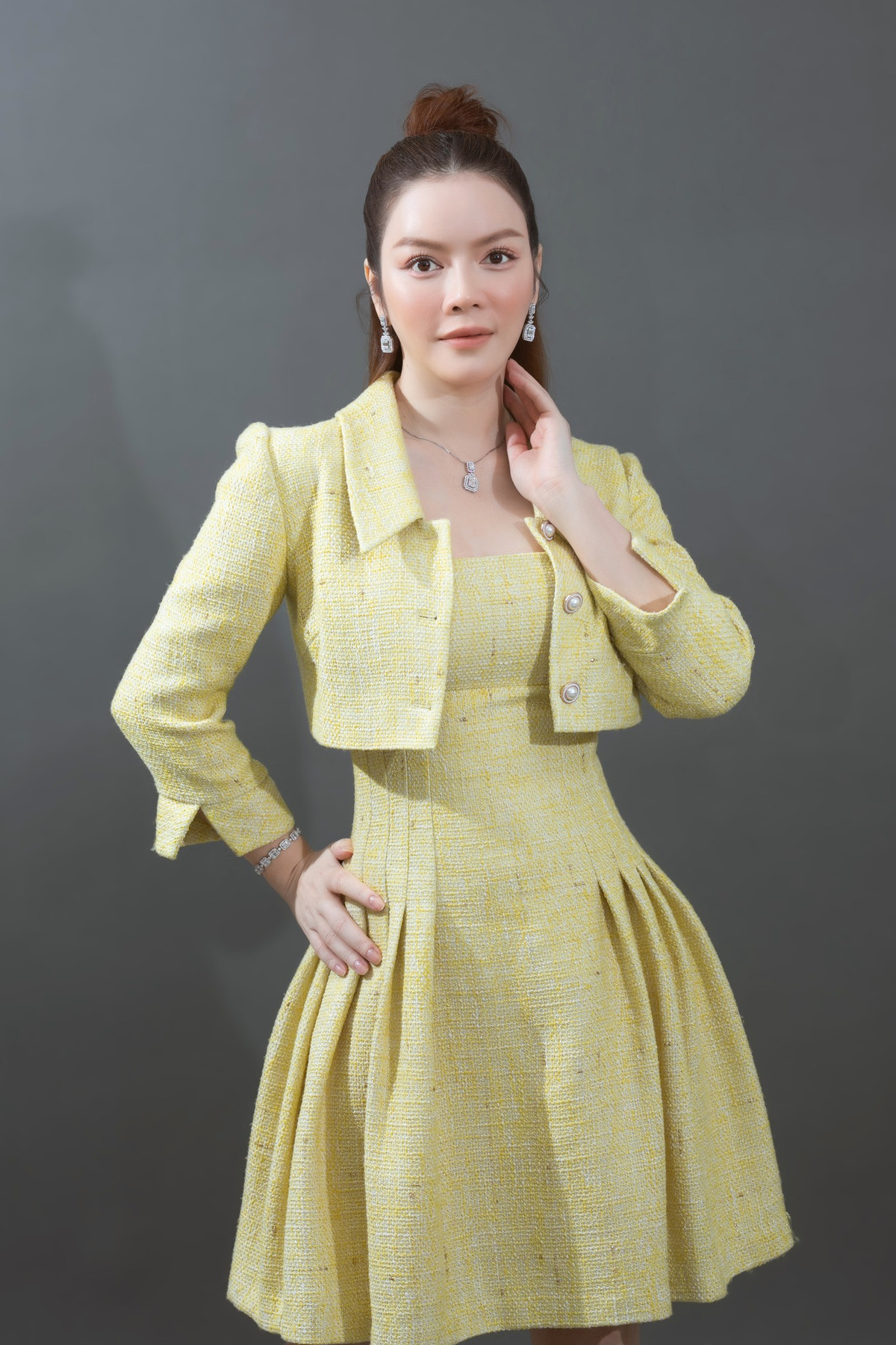 Ngoài bất động sản, Lý Nhã Kỳ còn không ít lần khiến công chúng lóa mắt khi khoác lên mình những bộ sưu tập đồ hiệu đắt đỏ.