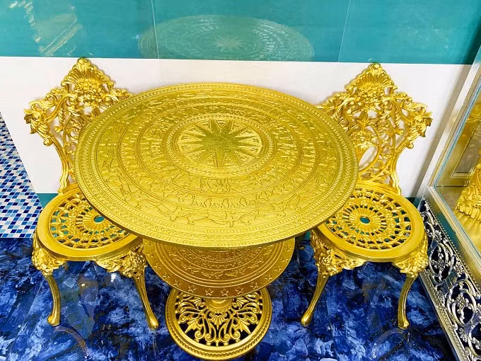 Gia chủ cũng mở một quán cà phê cạnh nhà, khách quen cũng có thể ghé thăm dinh thự mạ vàng, với giá chỉ 40.000 đồng. Nguồn ảnh: Daily Car/ Odditycentral