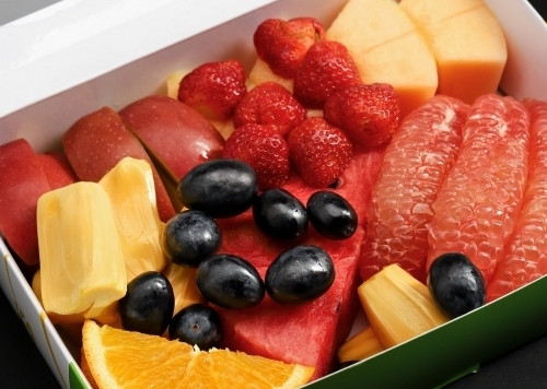 Hoa quả gọt sẵn có thể là loại trái cây bị hỏng một phần được người bán cắt bỏ và chọn phần chưa hỏng xếp vào khay bán. Ảnh: Traicaydungmap