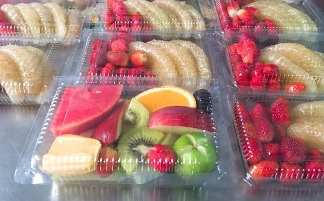 Hơn nữa, trái cây bổ đôi bày sẵn tại các sạp hàng cũng sẽ lây lan vi khuẩn bám vào. Vì vậy, người tiêu dùng vẫn nên tránh mua. Ảnh: Facebook