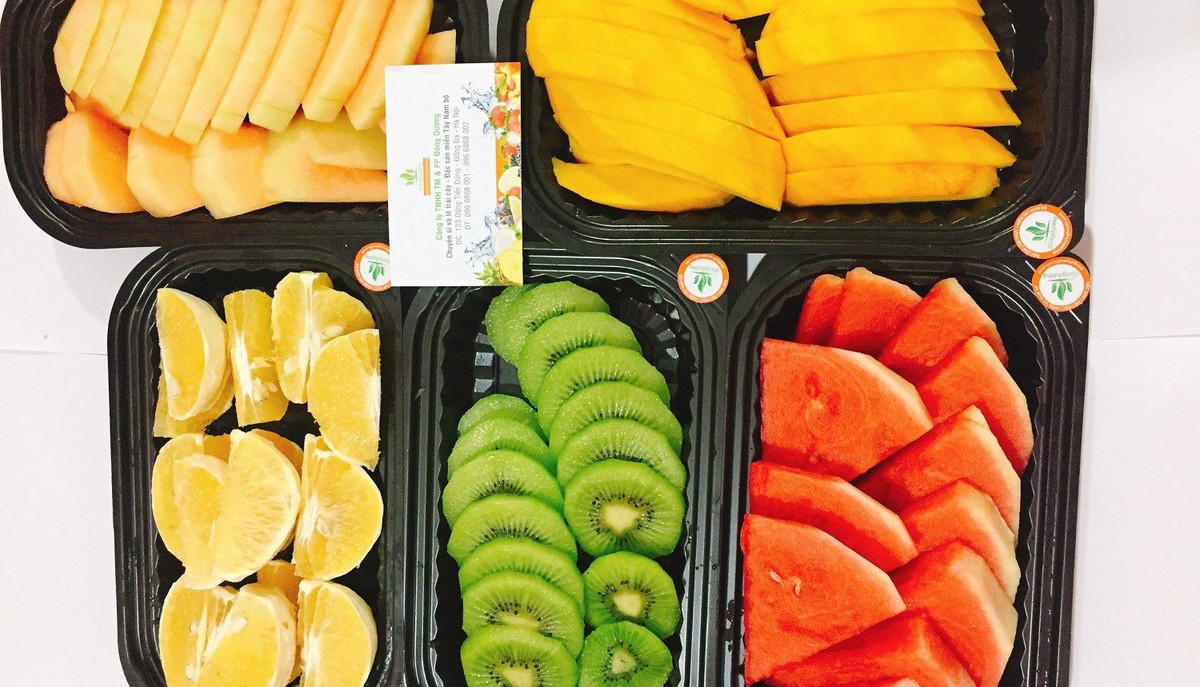 Trái cây gọt sẵn thường được các cửa hàng xếp vào khay gọn gàng và bắt mắt. Trên thực tế, đây là chiêu trò kinh doanh của người bán hàng. Ảnh: Foody