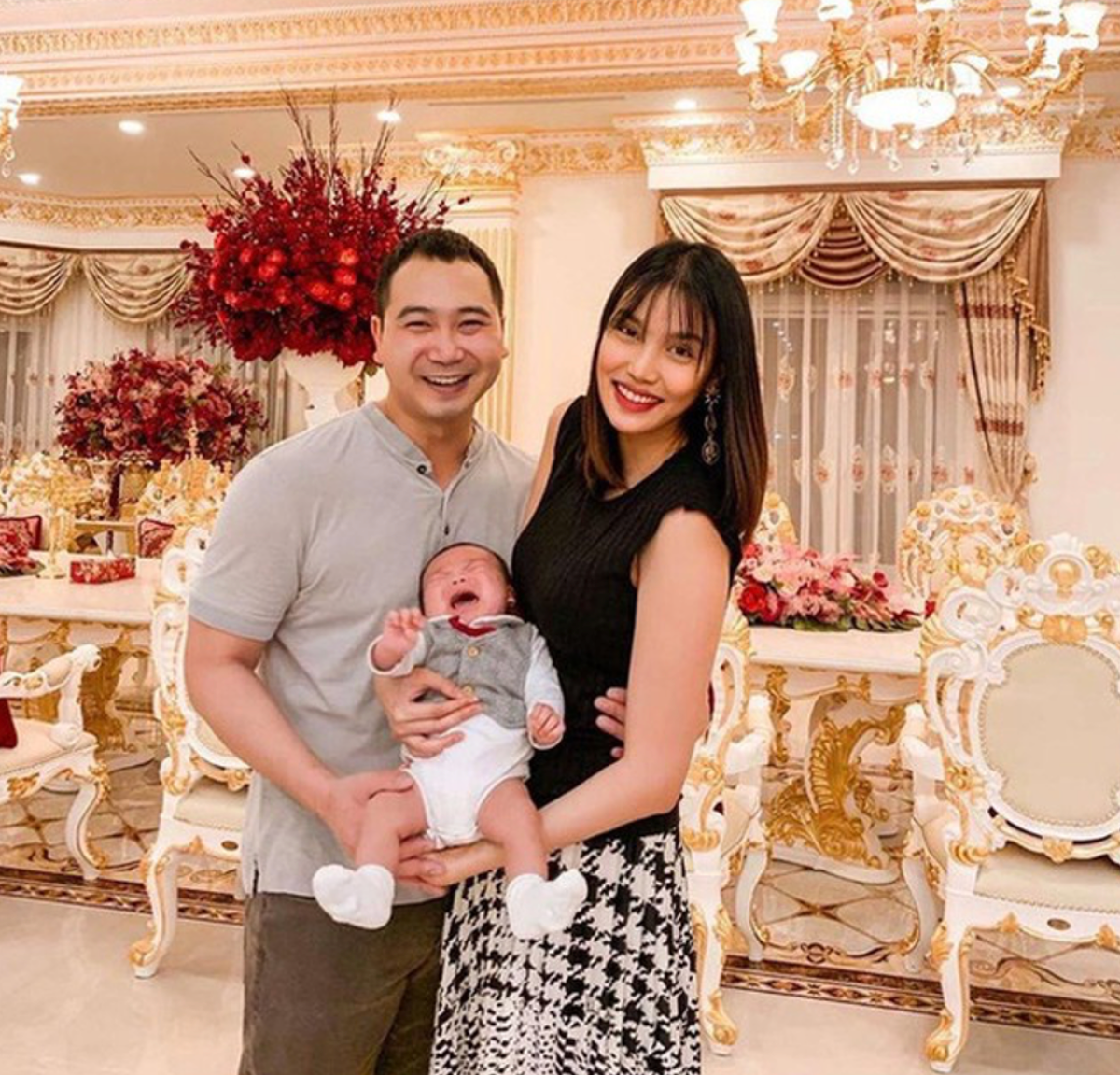 Hoa khôi Áo dài Lan Khuê kết hôn với thiếu gia giàu có John Tuấn Nguyễn. Anh chính là cháu nội của bà Trần Thị Hường (bà Tư Hường) - một trong những doanh nhân hàng đầu ở lĩnh vực bất động sản, nhà máy và tài chính ngân hàng. Ảnh: FBNV