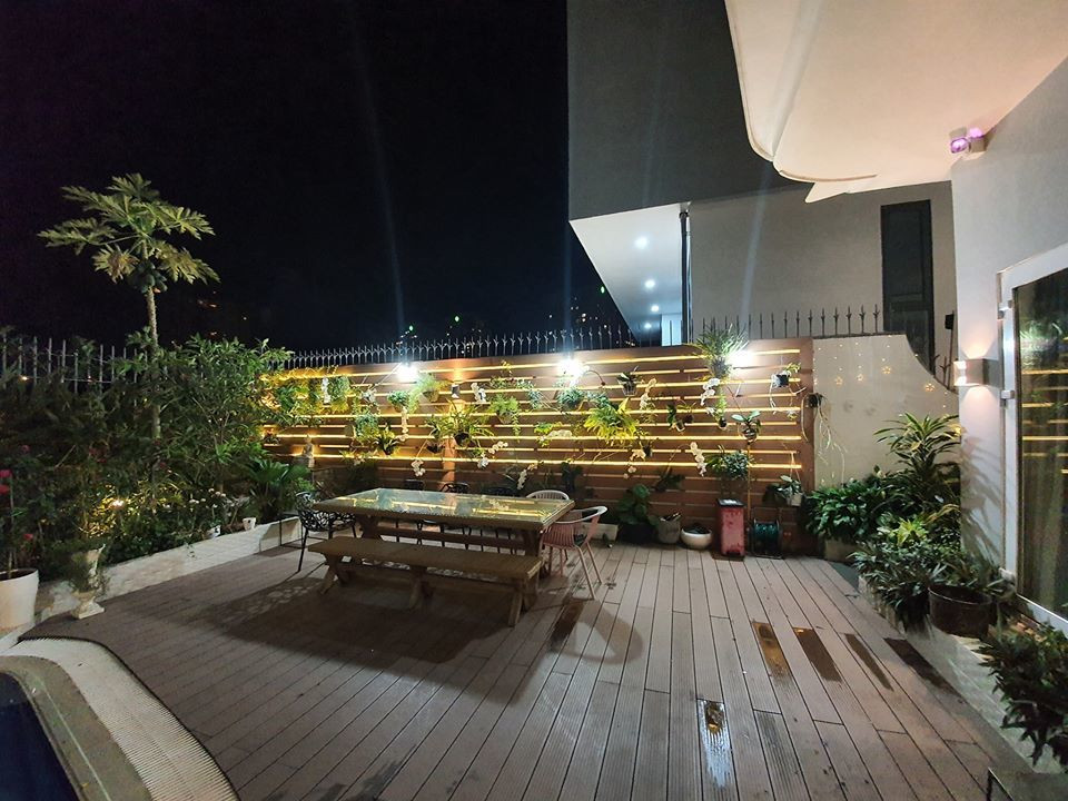 Bàn uống nước được đặt giữa không gian xanh mát bên ngoài ngôi biệt thự. Ảnh: FBNV