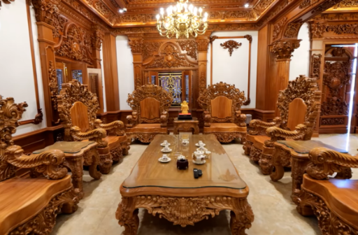 Phòng khách nổi bật với bộ bàn ghế gỗ lim có kích thước "khủng".