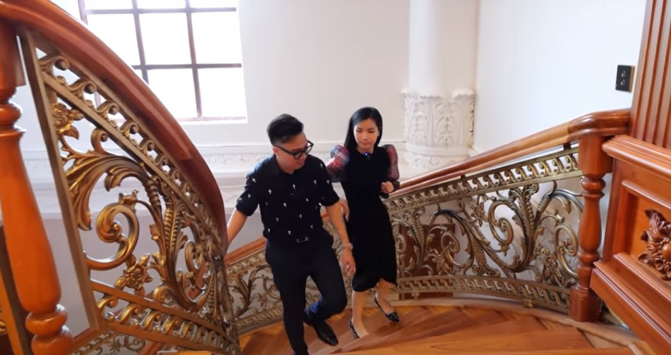 Cầu thang cũng hoàn toàn bằng gỗ lim.