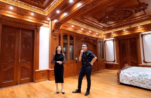 Gỗ lim không chỉ tạo cảm giác sang trọng cho căn biệt thự mà còn có tính ứng dụng cao. Nội thất gỗ lim không bị biến dạng, cong vênh do thời tiết nóng bức.