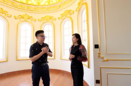 Ngoài gỗ lim, căn nhà còn có điểm nhấn là khung cửa sổ, mái vòm đều được khảm vàng 24K.