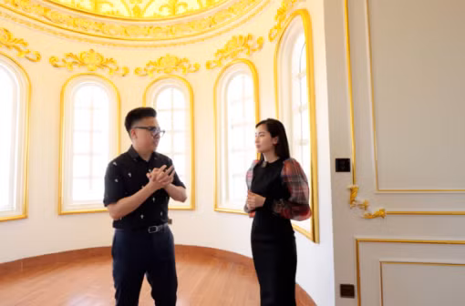 Ngoài gỗ lim, căn nhà còn có điểm nhấn là khung cửa sổ, mái vòm đều được khảm vàng 24K.