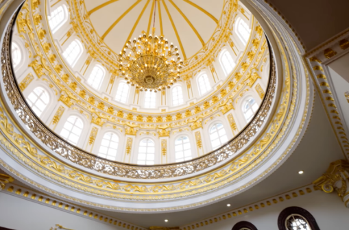 Phần mái vòm cũng được mạ vàng lấp lánh.