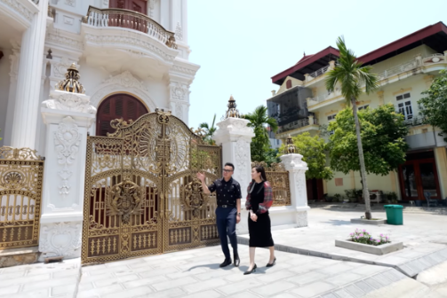 Phần cổng rào phủ màu vàng đồng sang trọng.