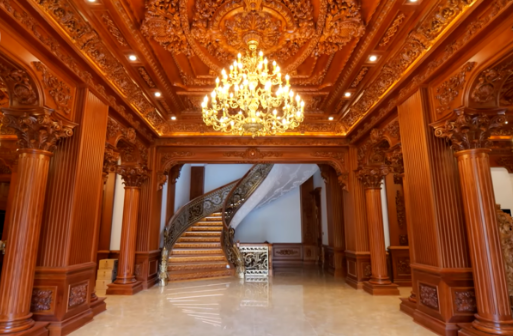 Từ cột, trần nhà, cầu thang đến bàn ghế đều được làm hoàn toàn từ gỗ lim.